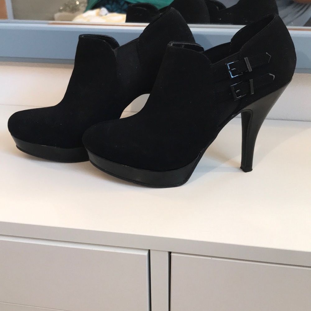 BEAUTIFUL BLACK HEELS!